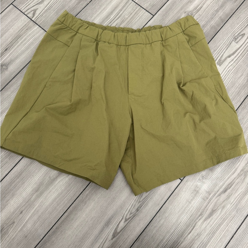 Lululemon Shorts Large Lab Relaxed Chino Nylon Running Pleated Green